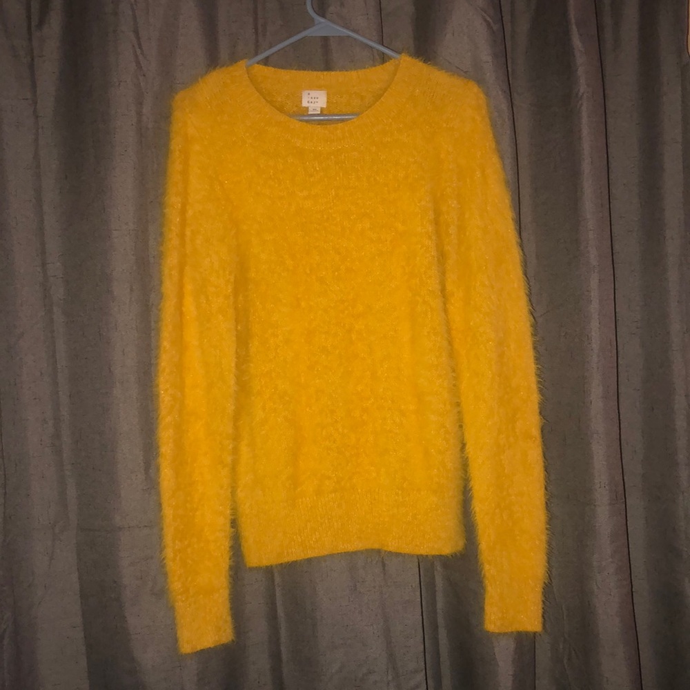 A new day, XS Yellow sweater
